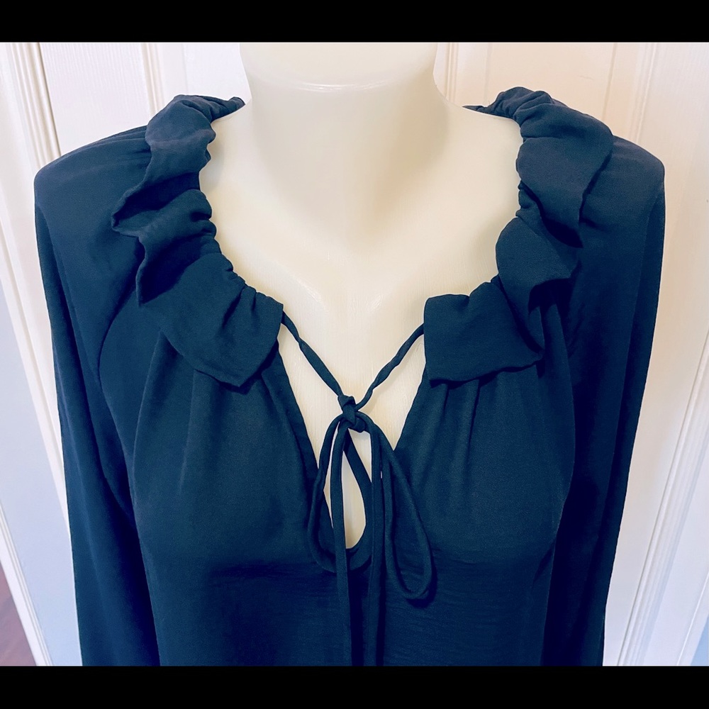 Ann Taylor women ruffles blouse. Size Medium. Dark blue.